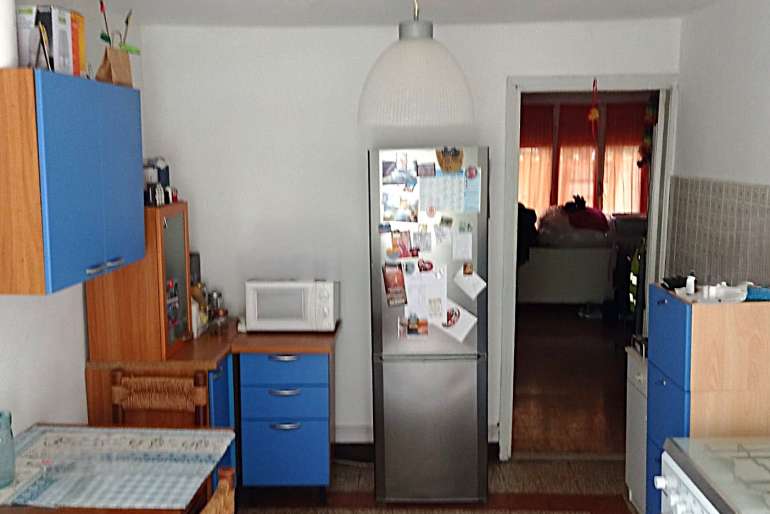 VENDESI BILOCALE AMPIO CON SPAZI ESTERNI - GARDONE V.T.