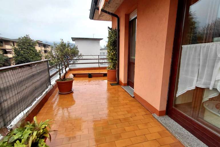 VENDESI APPARTAMENTO IN BIFAMIGLIARE + COMMERCIALE &ndash; COLLEBEATO