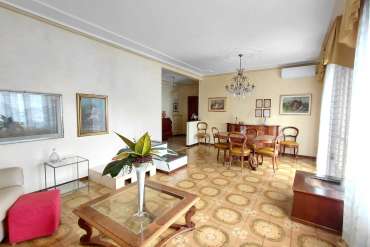 PENTALOCALE LUMINOSO CON AMPIA SOFFITTA FINESTRATA &ndash; LUMEZZANE